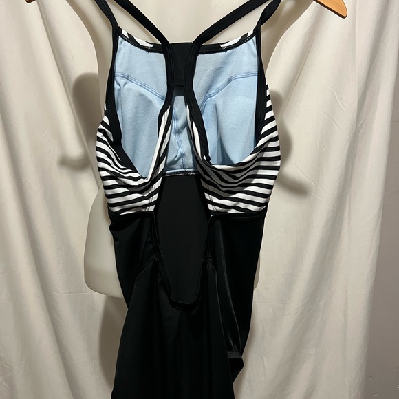 Nike - Picture 5 of 9